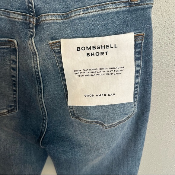 Good American Bombshell Short Blue Jeans - Picture 3 of 6